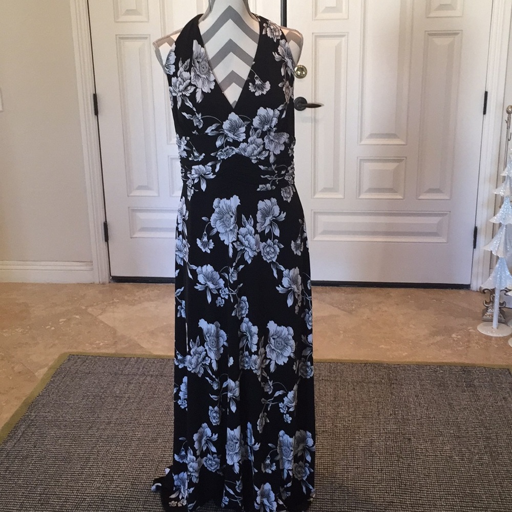 Stretchy summer dress.  L isn't  correct . XL+